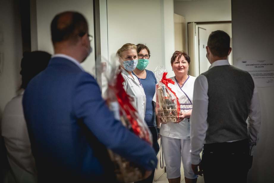 Ovádi Péter rövid egyeztetést is folytatott Császár Kálmán alezredessel, kórházparancsnokkal az intézményben